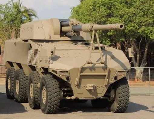 Armoured vehicle with turret-mounted gun